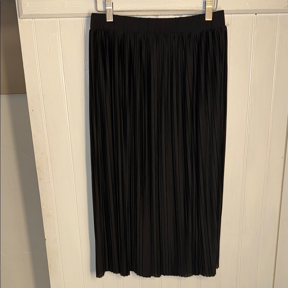 H&M Black Pleated Midi Skirt